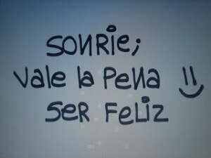 sonrie vale la pena ser feliz